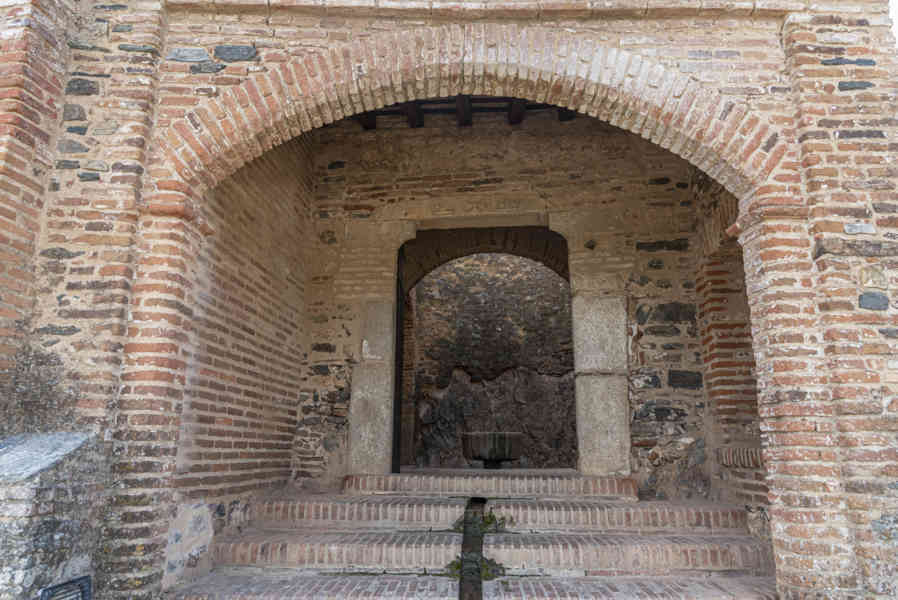 Huelva - Almonaster la Real 31 - fortaleza medieval y mezquita.jpg